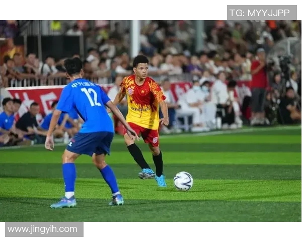 外国球星与中国足球运动员互动交流展现国际友谊与合作精神